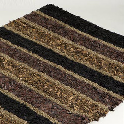 Alfombra confeccionada con tiras de piel legítima trenzada sobre un tramado de rejilla