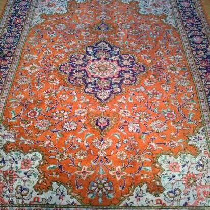 Alfombra de seda rígida con motivos orientales