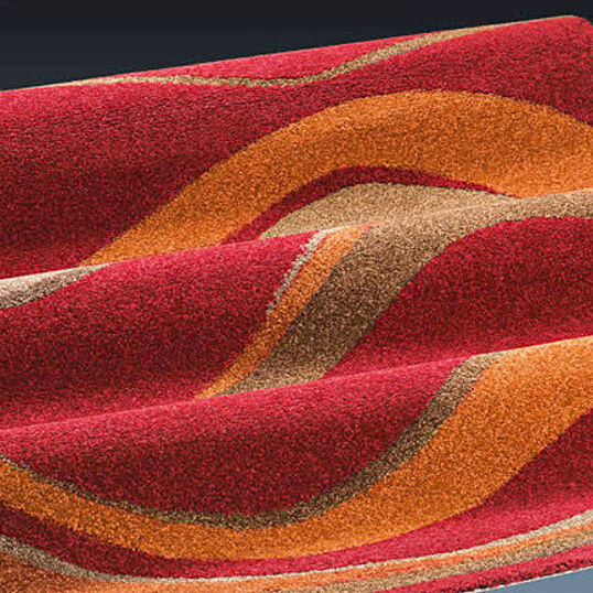 Alfombra de nudo mecánico confeccionada con fibra sintética