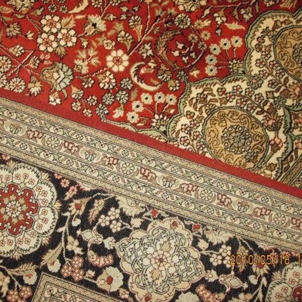 Detalle de motivos tradicionales en alfombras orientales de seda rígida